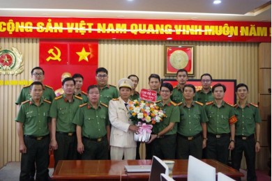 Đồng chí Nguyễn Phú Quảng - Chi ủy viên Chi bộ Khoa An ninh điều tra nhận Huy hiệu 30 năm tuổi Đảng