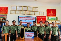 Thượng tá Nguyễn Hoàng Phương tặng bộ máy tính cho Khoa An ninh điều tra phục vụ cho công tác giảng dạy về phương pháp khôi phục, thu thập dữ liệu điện tử trong điều tra hình sự