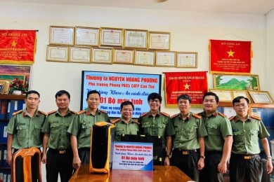 Thượng tá Nguyễn Hoàng Phương tặng bộ máy tính cho Khoa An ninh điều tra phục vụ cho công tác giảng dạy về phương pháp khôi phục, thu thập dữ liệu điện tử trong điều tra hình sự Thượng tá Nguyễn Hoàng Phương tặng bộ máy tính cho Khoa An ninh điều tra phục vụ cho công tác giảng dạy về phương pháp khôi phục, thu thập dữ liệu điện tử trong điều tra hình sự