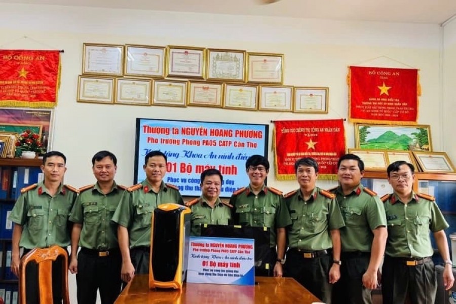 Thượng tá Nguyễn Hoàng Phương tặng bộ máy tính cho Khoa An ninh điều tra phục vụ cho công tác giảng dạy về phương pháp khôi phục, thu thập dữ liệu điện tử trong điều tra hình sự Thượng tá Nguyễn Hoàng Phương tặng bộ máy tính cho Khoa An ninh điều tra phục vụ cho công tác giảng dạy về phương pháp khôi phục, thu thập dữ liệu điện tử trong điều tra hình sự