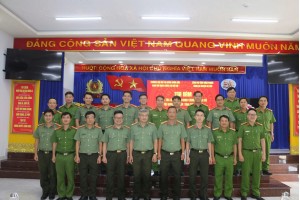 Khoa An ninh chính trị nội bộ - Trường Đại học An ninh nhân dân thăm Tiểu đoàn bộ binh 208 và công tác thực tế, trao quà cho các hộ gia đình có hoàn cảnh khó khăn tại tỉnh Bình Phước