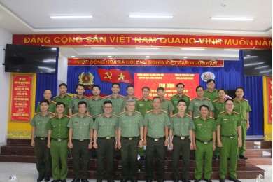 Khoa An ninh chính trị nội bộ - Trường Đại học An ninh nhân dân thăm Tiểu đoàn bộ binh 208 và công tác thực tế, trao quà cho các hộ gia đình có hoàn cảnh khó khăn tại tỉnh Bình Phước