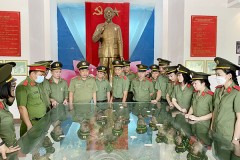 Khoa Lý luận chính trị và Khoa học xã hội nhân văn tổ chức về nguồn cho học viên hệ đào tạo cấp bằng đại học thứ hai hình thức vừa làm vừa học tại tỉnh Tây Ninh