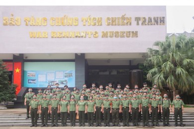 Khoa Lý luận chính trị và Khoa học xã hội nhân văn tổ chức tham quan thực tế cho sinh viên khóa D31