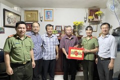 Khoa Lý luận chính trị và Khoa học xã hội nhân văn (Khoa K1) thăm hỏi, chúc tết gia đình Mẹ Việt Nam anh hùng Nguyễn Thị Chạy