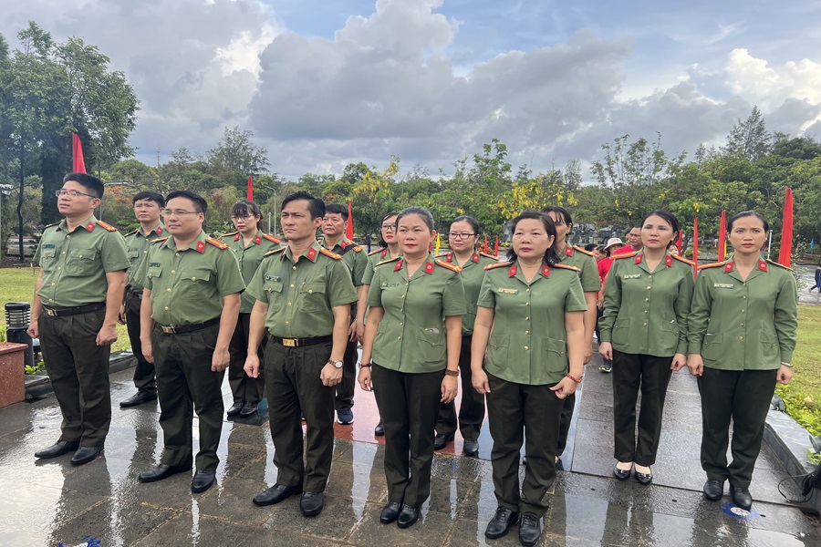 Chi bộ Khoa Ngoại ngữ - Tin học tổ chức hoạt động sinh hoạt chính trị tại huyện Côn Đảo, tỉnh Bà Rịa - Vũng Tàu nhân kỷ niệm 134 năm ngày sinh của Chủ tịch Hồ Chí Minh (19/5/1890-19/5/2024)