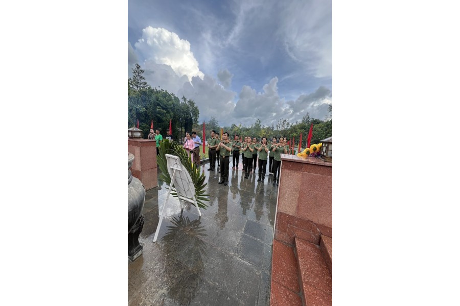 Chi bộ Khoa Ngoại ngữ - Tin học tổ chức hoạt động sinh hoạt chính trị tại huyện Côn Đảo, tỉnh Bà Rịa - Vũng Tàu nhân kỷ niệm 134 năm ngày sinh của Chủ tịch Hồ Chí Minh (19/5/1890-19/5/2024)