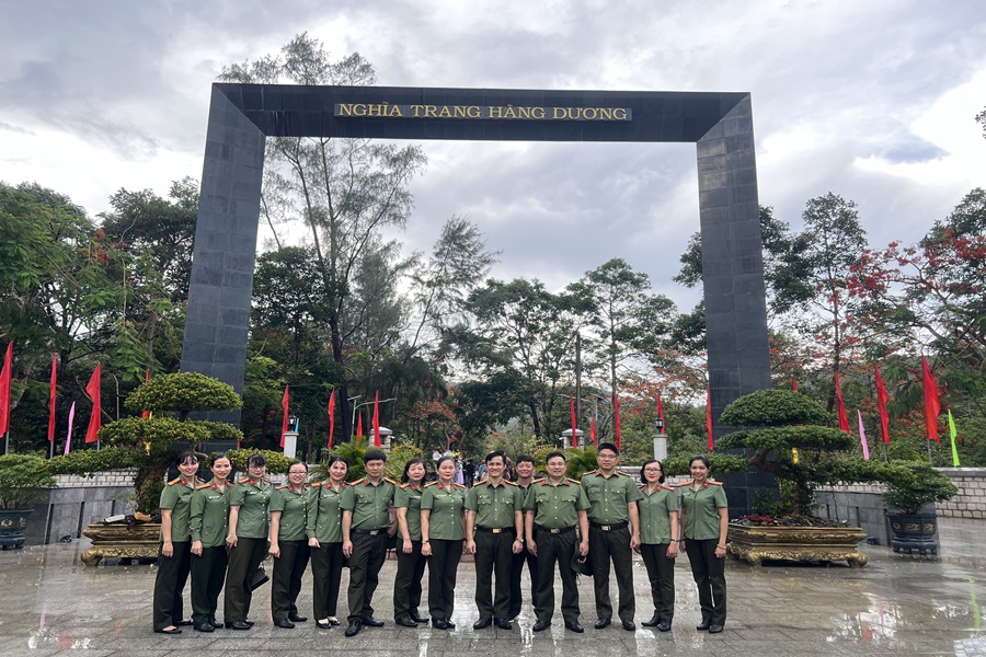 Chi bộ Khoa Ngoại ngữ - Tin học tổ chức hoạt động sinh hoạt chính trị tại huyện Côn Đảo, tỉnh Bà Rịa - Vũng Tàu nhân kỷ niệm 134 năm ngày sinh của Chủ tịch Hồ Chí Minh (19/5/1890-19/5/2024)