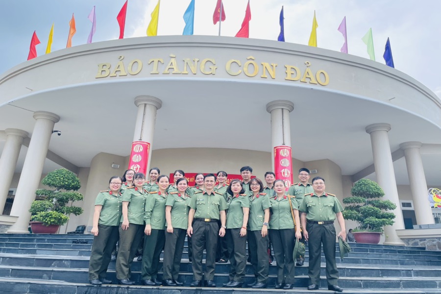 Chi bộ Khoa Ngoại ngữ - Tin học tổ chức hoạt động sinh hoạt chính trị tại huyện Côn Đảo, tỉnh Bà Rịa - Vũng Tàu nhân kỷ niệm 134 năm ngày sinh của Chủ tịch Hồ Chí Minh (19/5/1890-19/5/2024)