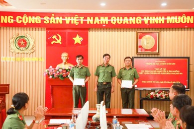 Trường Đại học An ninh nhân dân trao quà hỗ trợ cho gia đình cán bộ, giảng viên của Nhà trường bị ảnh hưởng bởi cơn bão số 3