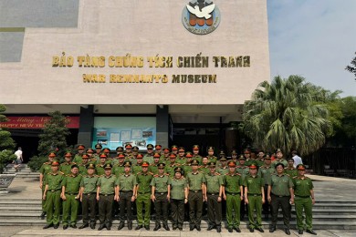 Lớp T04.TCCT.K1.TT8 thực hành sân khấu hoá và tham quan thực tế tại các bảo tàng