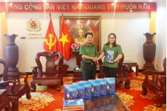 Bàn giao sách do Anh hùng lao động, Đại tá Nguyễn Đăng Giáp tặng Trường Đại học An ninh nhân dân cho Thư viện phục vụ bạn đọc