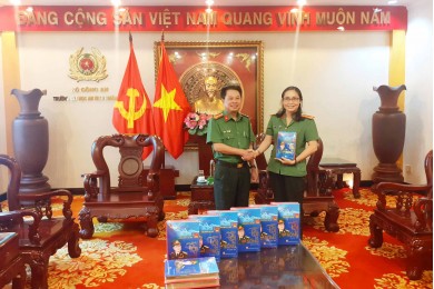 Bàn giao sách do Anh hùng lao động, Đại tá Nguyễn Đăng Giáp tặng Trường Đại học An ninh nhân dân cho Thư viện phục vụ bạn đọc