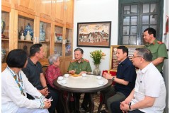 Bộ trưởng Tô Lâm trao tặng gia đình cố nhạc sĩ Hoàng Vân bức tranh thêu nghệ thuật