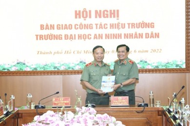 Tổ chức bàn giao, tiếp nhận công tác giữa đồng chí Hiệu trưởng và nguyên Hiệu trưởng Trường Đại học An ninh nhân dân