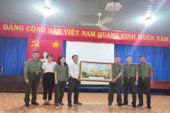 Trường Đại học An ninh nhân dân tổ chức hoạt động thực tế kết hợp thăm tặng quà cho hộ nghèo, thăm giảng viên nhà trường đang tăng cường về công an xã biên giới thuộc huyện Bù Gia Mập, tỉnh Bình Phước