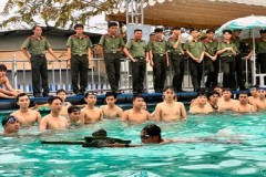Khoa quân sự, võ thuật, thể dục thể thao tổ chức bơi bao gói  cho học viên chính quy khoá D31, năm học 2023 - 2024