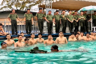 Khoa quân sự, võ thuật, thể dục thể thao tổ chức bơi bao gói  cho học viên chính quy khoá D31, năm học 2023 - 2024