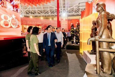 Lãnh đạo Đảng, Nhà nước tham quan không gian trưng bày của Bộ Công an