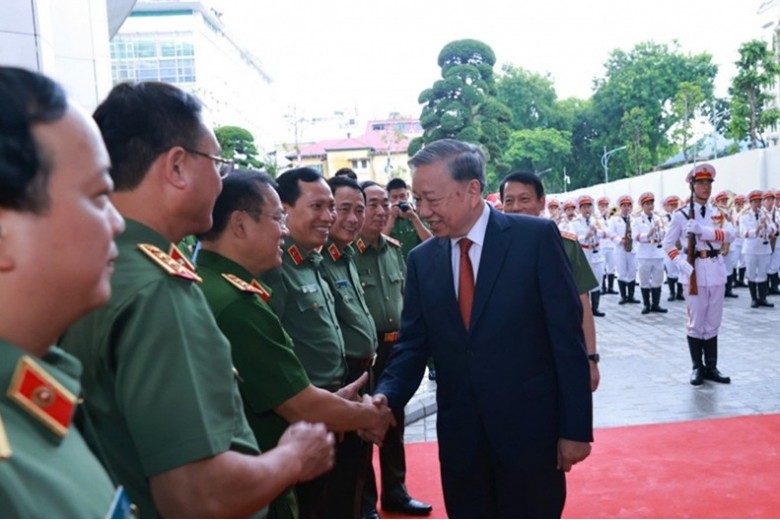Công an nhân dân vì Đảng, vì dân