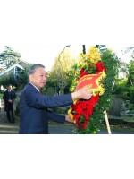 Tổng Bí thư Tô Lâm viếng mộ Karl Marx tại nghĩa trang Highgate, London