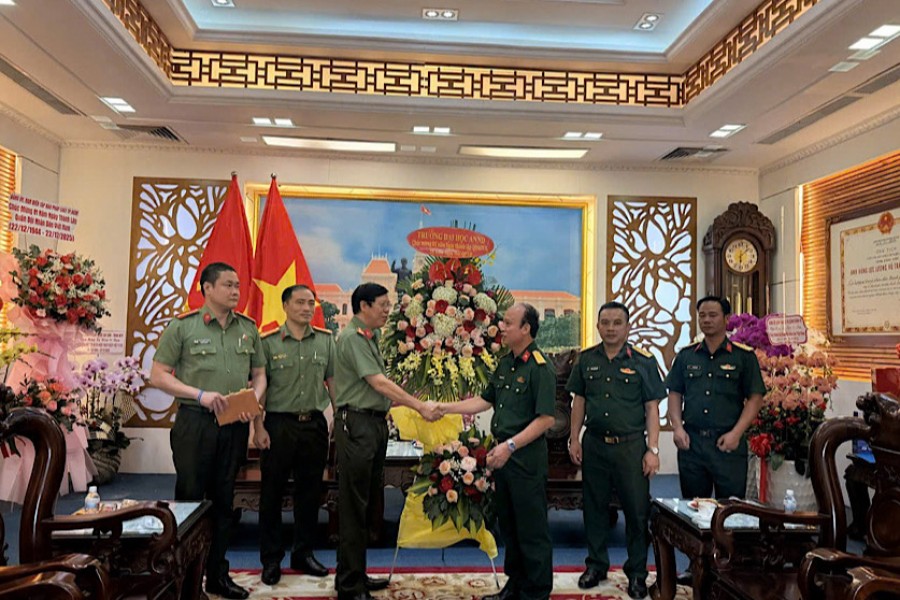 Trường Đại học An ninh nhân dân thăm, chúc mừng Bộ Tư lệnh Quân khu 7 và Bộ Tư lệnh Thành phố Hồ Chí Minh Trường Đại học An ninh nhân dân thăm, chúc mừng Bộ Tư lệnh Quân khu 7 và Bộ Tư lệnh Thành phố Hồ Chí Minh