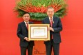 Trao Huy hiệu 45 năm tuổi đảng tặng đồng chí Tổng Bí thư Tô Lâm