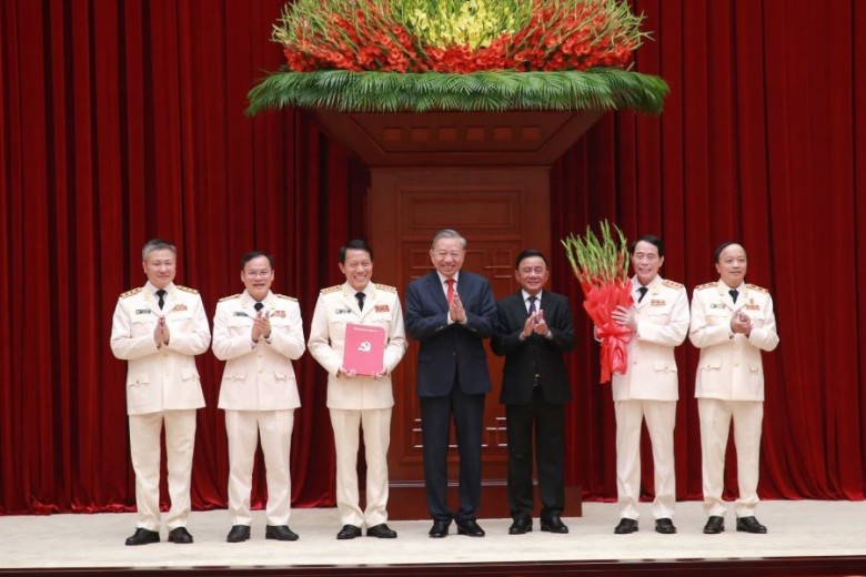 Tổng Bí thư, Chủ tịch nước Tô Lâm chủ trì và trao các Quyết định của Bộ Chính trị về công tác cán bộ