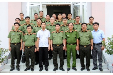 Thứ trưởng Bùi Văn Nam thăm và làm việc tại Công an thành phố Hà Tiên, tỉnh Kiên Giang