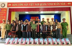 Thứ trưởng Nguyễn Văn Sơn thăm hỏi, tặng quà đồng bào vùng bão lũ tại Đà Nẵng
