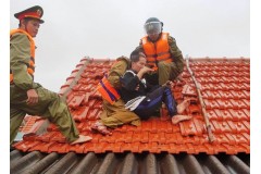 Nhiều chiến sỹ Công an bị thương vẫn vượt lũ để cứu dân