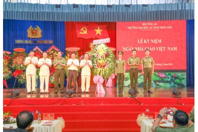 Trường Đại học An ninh nhân dân tổ chức Lễ mít tinh kỷ niệm 38 năm Ngày Nhà giáo Việt Nam
