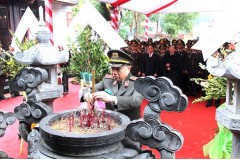 Đoàn đại biểu Bộ Công an dâng hương tưởng niệm đồng chí Trần Quốc Hoàn
