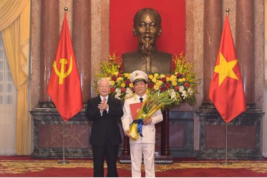 Tổng Bí thư, Chủ tịch nước Nguyễn Phú Trọng trao Quyết định thăng cấp bậc hàm Thượng tướng đối với Thứ trưởng Nguyễn Văn Sơn