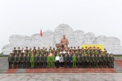 Đoàn đại biểu Đảng ủy Công an Trung ương, Bộ Công an dâng hoa tưởng niệm Chủ tịch Hồ Chí Minh