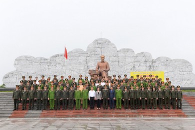 Đoàn đại biểu Đảng ủy Công an Trung ương, Bộ Công an dâng hoa tưởng niệm Chủ tịch Hồ Chí Minh