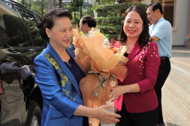 Chủ tịch Quốc hội Nguyễn Thị Kim Ngân đến dâng hương Chủ tịch Tôn Đức Thắng