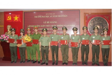 Trường Đại học An ninh nhân dân tổ chức Lễ Bế giảng các lớp bồi dưỡng kiến thức quốc phòng và an ninh (đối tượng 4) cho sĩ quan, đảng viên của Nhà trường