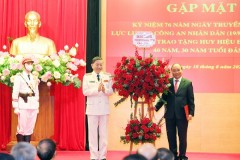 Chủ tịch nước Nguyễn Xuân Phúc trao tặng Huy hiệu Đảng cho đảng viên trong Đảng bộ Công an Trung ương