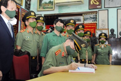 Đoàn đại biểu Đảng ủy Công an Trung ương, Bộ Công an dâng hương tưởng nhớ Đại tướng Võ Nguyên Giáp