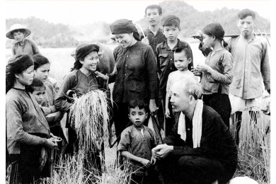 Hồ Chí Minh - Hình ảnh mẫu mực về tình thuơng dân, tin dân và tinh thần chiến đấu của một chiến sĩ Cộng sản