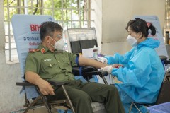Chương trình hiến máu tình nguyện “Giọt máu nghĩa tình, chung tay đẩy lùi dịch COVID-19” tại Trường Đại học An ninh nhân dân