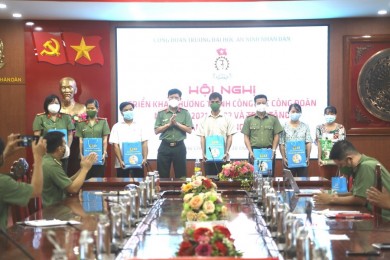 Công đoàn Trường Đại học An ninh nhân dân tổ chức Hội nghị triển khai Chương trình công tác Công đoàn năm học 2021 - 2022 và trao tặng túi an sinh Công đoàn