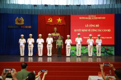 Lễ công bố và trao quyết định về công tác tổ chức cán bộ