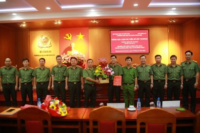 Trường Đại học An ninh nhân dân tổ chức đánh giá luận án tiến sĩ cấp trường của Nghiên cứu sinh Hoàng Văn Hạnh, giảng viên Khoa An ninh xã hội