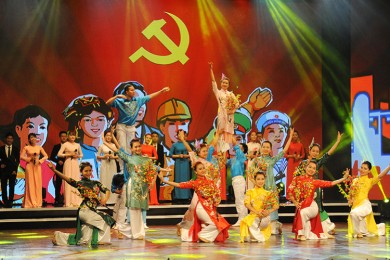 Tự hào Đảng quang vinh, vững mạnh toàn diện