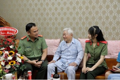 Tuổi trẻ Trường Đại học An ninh nhân dân thăm hỏi và chúc Tết các đảng viên lão thành nhân dịp kỷ niệm 92 năm Ngày thành lập Đảng Cộng sản Việt Nam (3/2/1930-3/2/2022)