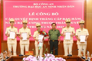 Trường Đại học An ninh nhân dân đã tổ chức Lễ công bố và trao quyết định thăng cấp bậc hàm, nâng bậc lương thuộc thẩm quyền Bộ trưởng năm 2022