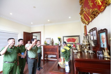 Thắp hương, tri ân công lao to lớn của các đồng chí cố lãnh đạo Bộ Công an