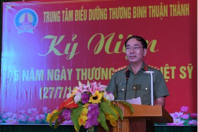 Lãnh đạo Bộ Công an thăm hỏi, tặng quà các thương bệnh binh và Mẹ Việt Nam anh hùng